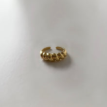 Load image into Gallery viewer, Croissant Dome Ring
